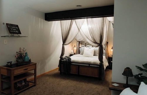 Strabane House | Southern Pines Spacious 5-bedroom farmhouse in amazing Washington, PA with AC.