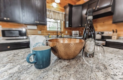 Rogers Cabin | Southern Smoke | Scenic Decks | Hot Tub | Wi-Fi