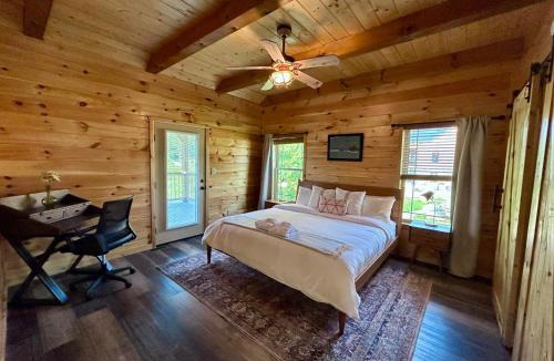 Rogers House | Southern Smoke - Scenic Decks - Hot Tub - WiFi