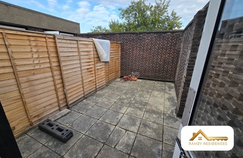 Southgate Apartment | Southgate Studio with Garden & Parking