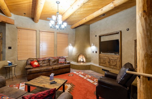 Alamedan Valley House | Southwestern Adobe Retreat 2.6 miles from Balloon Fiesta