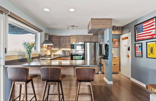 Eastport Apartment | Spa Creek Condo | Pool, Deck & Parking