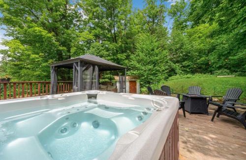 Amherst Ski Chalet | Spa Game room Waterfront - Le Refuge Vert