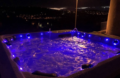 Saint-Genest-Lerpt House | Spa house with private Jacuzzi and whirlpool bath overlooking the countryside