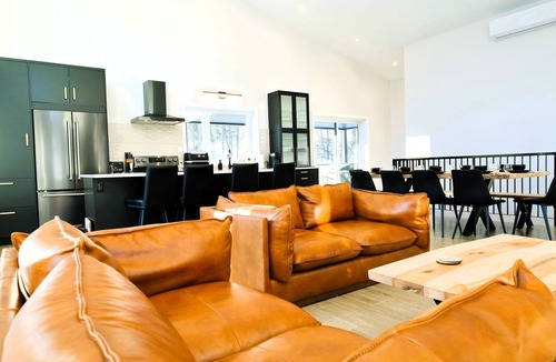 Saint-Philemon Ski Chalet | Spa, Mountains & Ultimate Comfort | Le Jameson