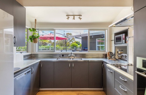 Richmond Heights House | Spa & Play @ Rainbow Point. Bikes, Kayaks & a walk to the beach, bar & shops