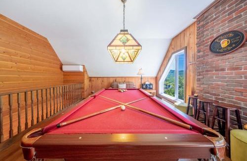 Notre-Dame-Auxiliatrice-de-Buckland Ski Chalet | Spa Pool table Mountain - Chalet Avalanche