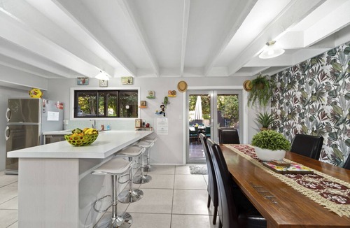 Richmond Heights House | Spa Pool, Trampoline, Table-tennis, Swing set, BBQ, Fairy garden