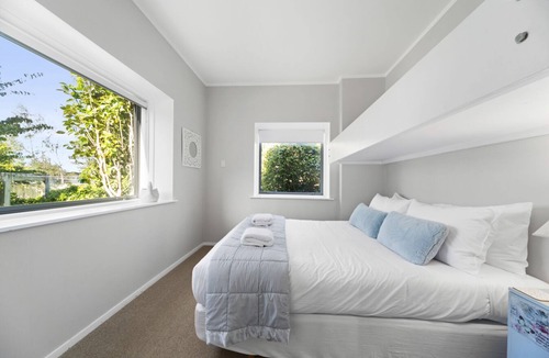 Richmond Heights House | Spa Pool, Trampoline, Table-tennis, Swing set, BBQ, Fairy garden