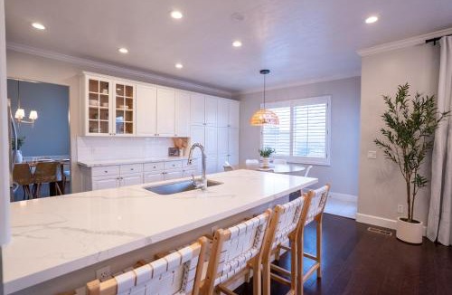 Draper House | Spa Sauna Escape Sweeping Valley Views 6BR