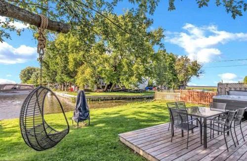 Saint-Anicet Ski Chalet | Spa & WaterFront - Chalet Beau-Lac de Campagne