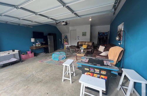 Donelson House | Space for the whole crew! Our 4-bedroom retreat offers 2 Queen, 1 King, and a Full bunk—sleeps 10 in real beds. 🎮 Private Game Room, fast Wi-Fi, Smart TVs, washer/dryer, and a fully equipped kitchen keep everyone comfy. 🚗 5 min to Airport, 10