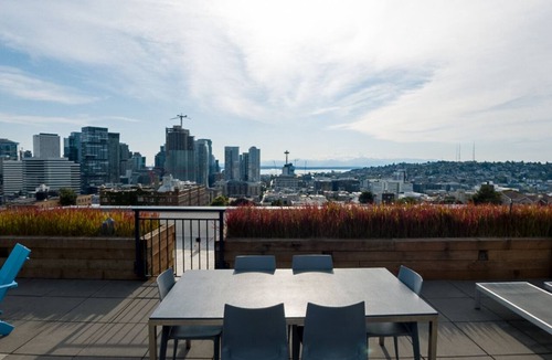 Broadway Apartment | Space Needle & Water View Suite + Rooftop BBQ & Firepit + Parking