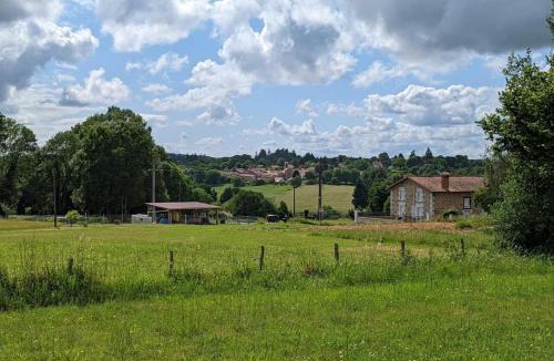 Massignac House | Spacieuse maison à Massignac avec jardin privatif - FR-1-653-213