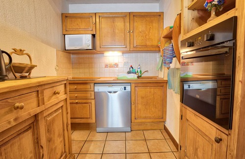 Notre-Dame-de-Bellecombe Apartment | Spacious ski-in/ski-out apartment with parking and WIFI