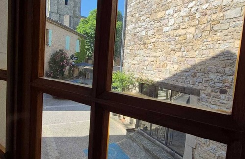 Puycelci House | Spacioius holiday home with AC in centre town of medieval Puycelsi