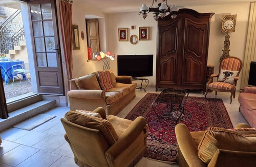 Puycelci House | Spacioius holiday home with AC in centre town of medieval Puycelsi