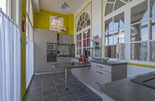 Sainte-Honorine-des-Pertes House | Spacious holiday home in Aure sur Mer with garden
