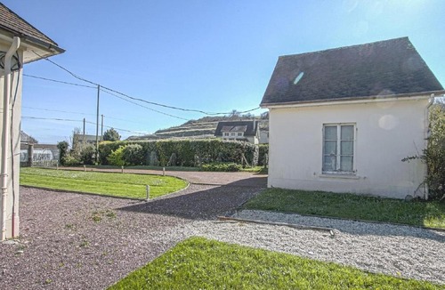 Sainte-Honorine-des-Pertes House | Spacious holiday home in Aure sur Mer with garden