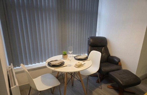 Desborough Apartment | Spacious 1 & 2 Bed Apartment - Desborough - Kettering - Sleeps up to 5 - Free Parking, - WIFI - Contractors, Professionals, Families and Relocators - By The Home Makers Hub