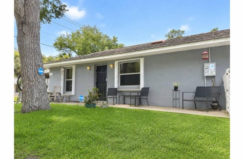 Florida Shores Apartment | Spacious 1 bdrm Apartment-in Edgewater walking distance to shops, river & beach
