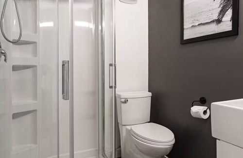 Winnipeg Apartment | Spacious 1 Bed/1 Bath near HSC and Downtown *Sleeps 4 and Free Parking