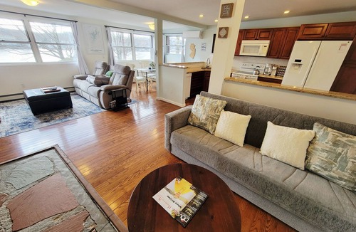 Lake Hopatcong Apartment | Spacious 1 Bed 1 bath Lakefront Apartment in Lake Hopatcong, NJ with lake access