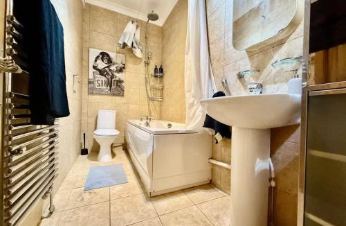 Reading Apartment | Spacious 1 Bed Flat - Free Parking - Quiet Area