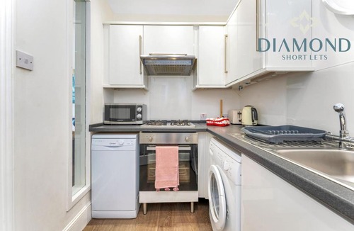 Bonnington Apartment | Spacious 1 Bed Ground Floor Apartment with Garden