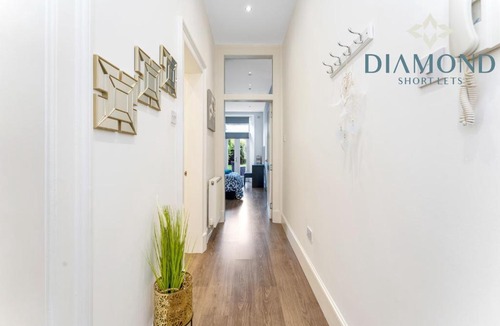 Bonnington Apartment | Spacious 1 Bed Ground Floor Apartment with Garden