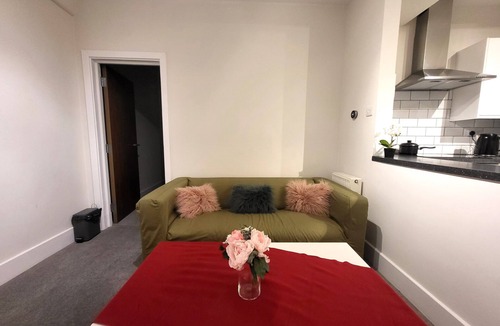 Turnham Green Apartment | Spacious 1 Bedroom Apartment in Chiswick