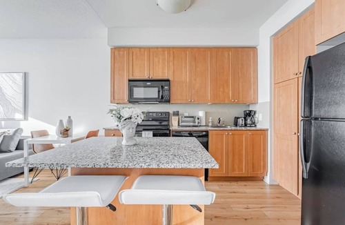 Downtown Mississauga Condo | Spacious 1 Bedroom+ Den, 1 Bath Condo/ Square One