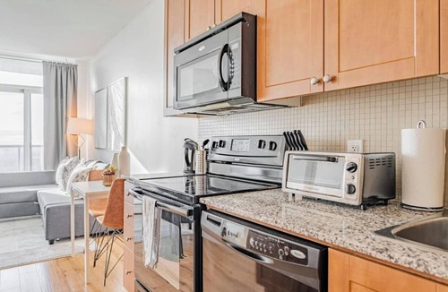 Downtown Mississauga Condo | Spacious 1 Bedroom+ Den, 1 Bath Condo/ Square One