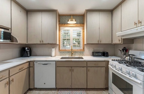 Mount Dora House | Spacious 1 block to Downtown Mt. Dora "The Brick Haven" with Garage Gameroom!