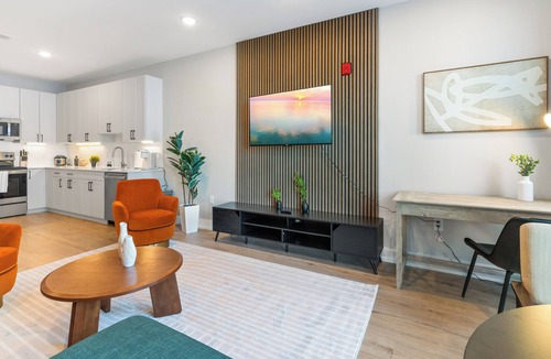 Northern Liberties Apartment | Spacious 1 BR Apartment with a Glass View