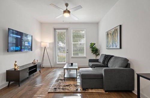 Arlington Apartment | Spacious 1 BR Apt|King Bed| Pool|Gym|Clse 2 Beach.