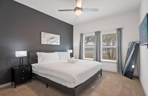 Arlington Apartment | Spacious 1 BR Apt|King Bed| Pool|Gym|Clse 2 Beach.