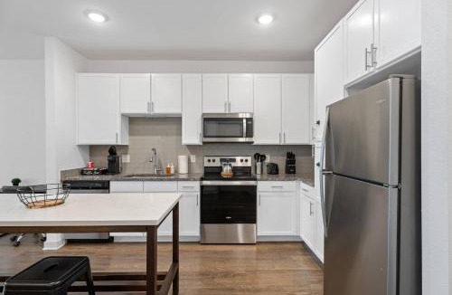 Arlington Apartment | Spacious 1 BR Apt|King Bed| Pool|Gym|Clse 2 Beach.