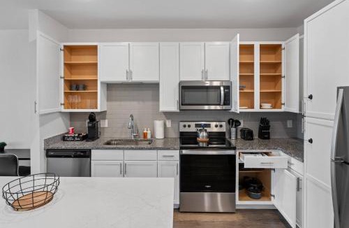 Arlington Apartment | Spacious 1 BR Apt|King Bed| Pool|Gym|Clse 2 Beach.
