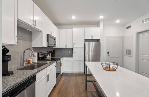 Arlington Apartment | Spacious 1 BR Apt/King Bed/Pool/Gym/Close 2 Beach