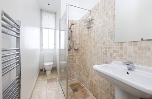 Bruntsfield Apartment | Spacious 1-BR Flat near Meadows and city centre