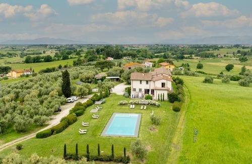 Vinci Villa | Spacious 10-bedroom villa in awesome Vinci with AC