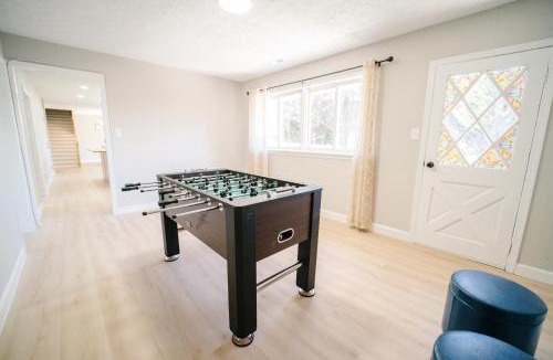 Hunter Mill Villa | Spacious 10BR 5BA Free Parking Minutes to DC with Pool