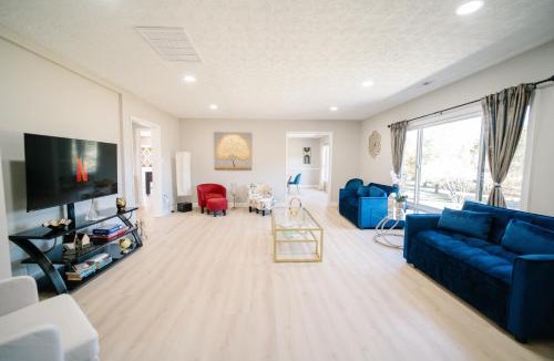 Hunter Mill Villa | Spacious 10BR 5BA Free Parking Minutes to DC with Pool