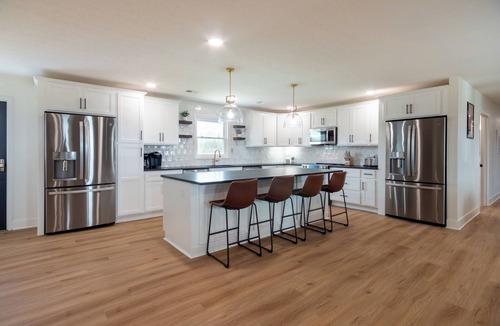 Elizabethtown House | Spacious 11-bedroom home sleeps 22 in Elizabethtown