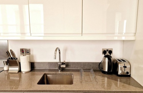 Bread Street Apartment | Spacious 1bd Unit - Steps from Blackfriars Bridge