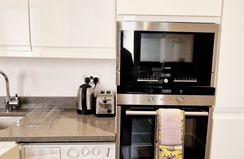 Bread Street Apartment | Spacious 1bd Unit - Steps from Blackfriars Bridge