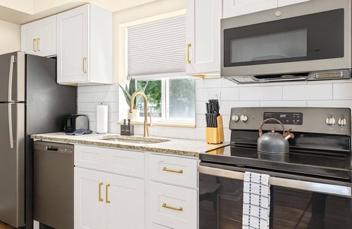 Roseville Apartment | Spacious 1BR End Unit, Heart of Roseville
