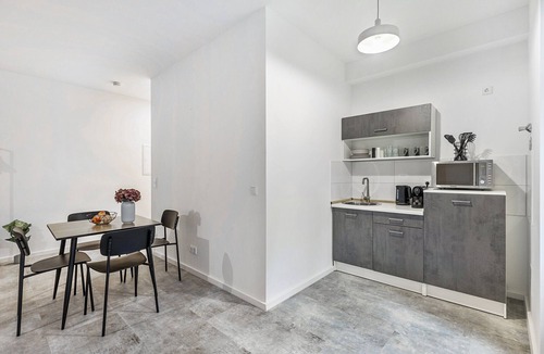 Steglitz Apartment | Spacious 1BR Flat | Near Kurfürstendamm (1)