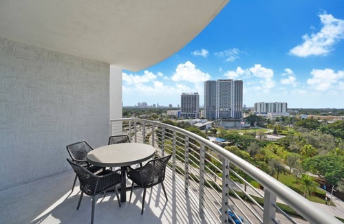Downtown Hollywood Condo | Spacious 1BR + Sofa Bed Balcony & Pool